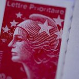 La Poste : une pétition en ligne lancée pour sauver le timbre rouge, supprimé l'an prochain