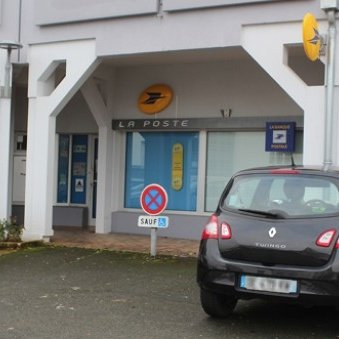 Mobilisation contre la fermeture de la Poste à Bazouges