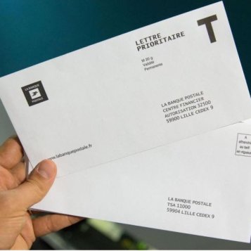 Tollé à la Banque postale qui fait payer... les timbres !