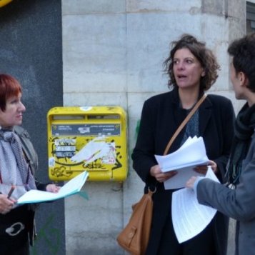 Rassemblement contre les fermetures des bureaux de Poste, quartier Championnet à Grenoble le 21 avril