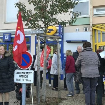 Châteauroux : une centaine de personnes mobilisées pour défendre deux bureaux de Poste